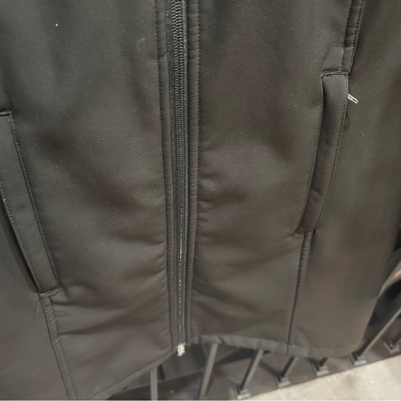 Great fall/winter coat: has a fleece like lining/detachable hood/zip up pockets - Picture 2 of 7